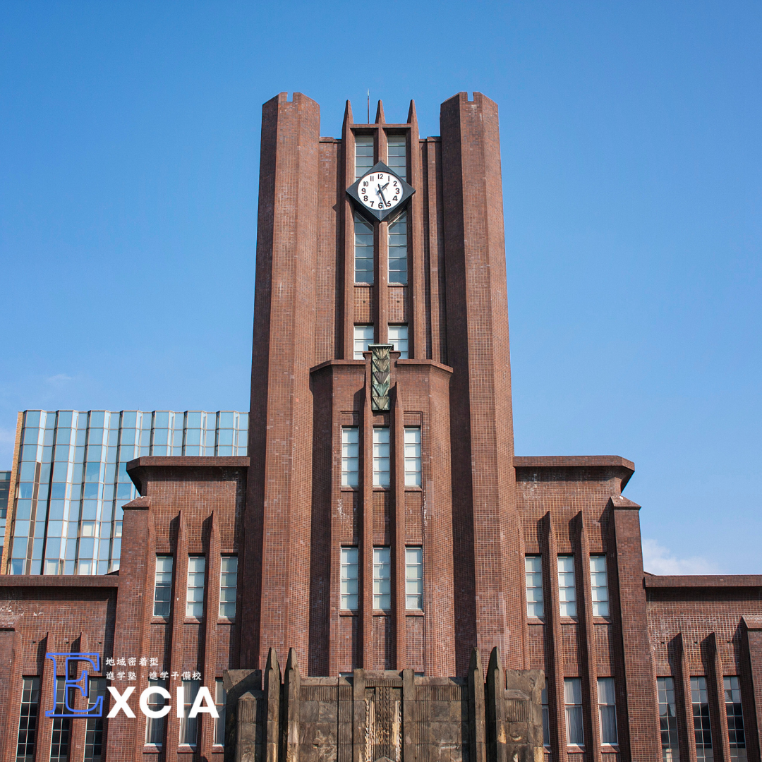 大学キャンパスの時計台（章の区切り）