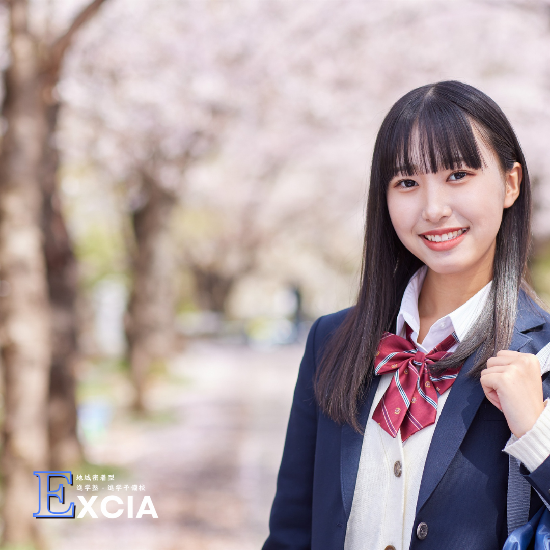 桜並木を歩く高校生